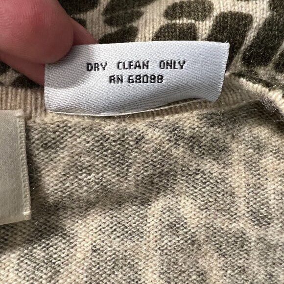 Neiman Marcus Sweater Women Medium 100% Cashmere Animal Print Long Sleeve V-Neck - Picture 8 of 9